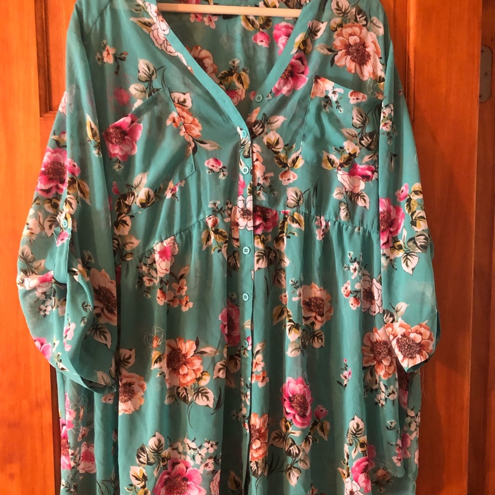 Torrid size 4 button down floral blouse NWOT